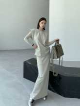 스플릿 하프 바디 스커트 그레이 그린 세트의 그림