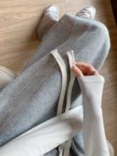 회색 스웨트 팬츠의 그림