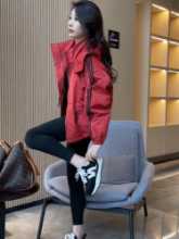 짧은 야구 재킷의 그림