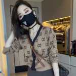 브이넥 여성용 탑 니트 카디건 재킷의 그림