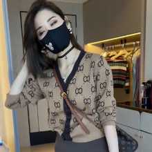 브이넥 여성용 탑 니트 카디건 재킷의 그림