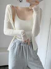 흰색 캐미솔 조끼의 그림