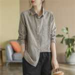 레트로 코튼과 린넨 스트라이프 긴팔 셔츠의 그림