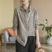 레트로 코튼과 린넨 스트라이프 긴팔 셔츠의 그림