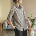 레트로 코튼과 린넨 스트라이프 긴팔 셔츠의 그림