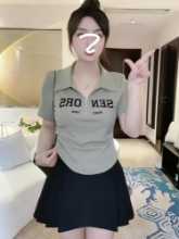 폴로 칼라 지퍼 포지티브 숄더 반팔 티셔츠의 그림