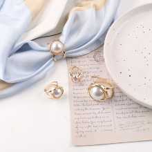 진주 스카프 버클의 그림