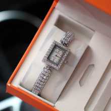 럭셔리 패션 시계의 그림