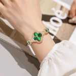 네잎 클로버 시계 여성 팔찌의 그림