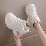 여성 키 높이 신발의 그림