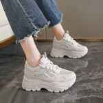 여성 키 높이 신발의 그림