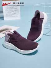 어머니   캐주얼 운동화의 그림