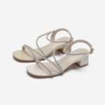 여성 패션 샌들의 그림