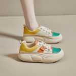 임산부 캐주얼 신발의 그림