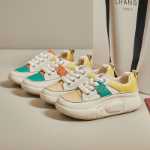 임산부 캐주얼 신발의 그림