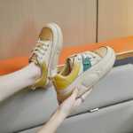 임산부 캐주얼 신발의 그림