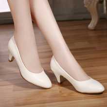 싱글 슈즈 여성 가죽 신발 블랙 하이힐 여성 커리어 미디엄 청키 힐 인터뷰 정장 작업화 여성 빅 야드 스몰 화이트 슈즈의 그림