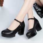 부드러운 소가죽 모델 런웨이 하이힐 가죽 신발 가죽 원 버클 싱글 슈즈 여성 방수 플랫폼 대형 작업 정장 신발의 그림