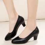 정품 여성용 가죽 신발 블랙의 그림