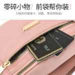 여성 크로스 바디 가방의 그림