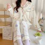 산후 모유 수유 잠옷의 그림