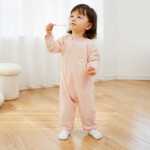 신생아 아기 잠옷의 그림