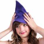 모자 어린이와 재미있는 소녀 크레용 코스프레 드레스의 그림