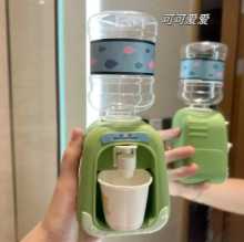 어린이 물 디스펜서 미니 플레이 하우스 주방은 물에서 작은 재미 시뮬레이션 음료 기계 아기 만화 장난감에서 수 있습니다.의 그림