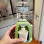 어린이 물 디스펜서 미니 플레이 하우스 주방은 물에서 작은 재미 시뮬레이션 음료 기계 아기 만화 장난감에서 수 있습니다.의 그림