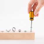 유아 몬테소리 일상 생활 교구 바쁜 장난감 어린이 나사 조이기 조기 학습 장난감 작업대 도구의 그림