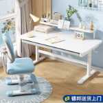 어린이 학습 테이블 책상 초등학생 가정 쓰기 테이블 학생 특수 테이블과 의자 세트는 단단한 나무 책상을 들어 올릴 수 있습니다.의 그림