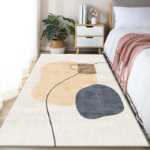 침실 두꺼운 침대 옆 카펫 거실 소파 소파 앞 카펫 두꺼운 침대 커피 테이블 카펫 스트라이프 발 쿠션 플로팅 창문 바닥 쿠션의 그림