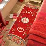 결혼식 축제 결혼식 침실 침대 옆 카펫 플로팅 창 쿠션 장식 가구 빨간색 행복한 결혼식 홈 발 쿠션의 그림