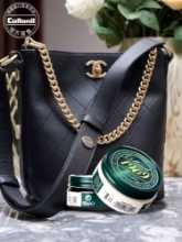 고급 가죽 가방 청소의 그림