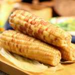 윈난 시솽 반나 찹쌀 옥수수 진공 신선한 달콤한 꽃 찹쌀 옥수수 속대를 먹을 준비가 된 굵은 음식 식사 대체 작은 패키지 곡물의 그림