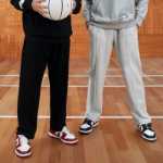 봄과 가을 캐주얼 스웨트 팬츠 커팅을 실행하는 Aspirant UZIS 스웨트 팬츠 남성 니트 스트레이트 느슨한 농구 바지의 그림