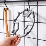 가스 쿠커 브래킷 가스 쿠커 쿡탑 선반 브래킷 가스 쿠커 선반 브래킷 냄비 홀더 작은 냄비 우유 냄비 미끄럼 방지 랙이있는 스토브 랙의 그림