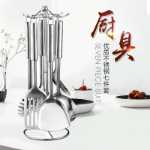 두꺼운 스테인레스 스틸 조리기구 세트 프라이팬 주걱 수프 스푼 스푼 깔때기 프라이팬 주걱 밥 숟가락 주방 용품 7 세트의 그림