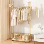 바퀴가 달린 가벼운 고급 스러움 이동식 옷걸이 거실 가정용 옷 보관 선반 현대 간단한 침실 바닥 걸이 옷걸이의 그림