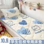 학생 기숙사 매트리스 싱글 침대의 그림