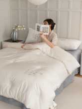 라이트 럭셔리 클래스 100면 이불의 그림