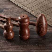 치킨 윙 우드 마사지 해머 노크 백 해커 다리 경혈 두드리는 경락 마사지기 노킹 해머 마사지 스틱 대형의 그림