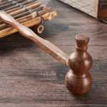 치킨 윙 우드 마사지 해머 노크 백 해커 다리 경혈 두드리는 경락 마사지기 노킹 해머 마사지 스틱 대형의 그림