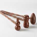 치킨 윙 우드 마사지 해머 노크 백 해커 다리 경혈 두드리는 경락 마사지기 노킹 해머 마사지 스틱 대형의 그림