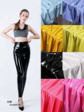 4면 스트레치 모조 가죽 패브릭 블랙 미러 슈퍼 광택 가죽 바지 단색 소프트 방수 의류 PU 가죽 패브릭의 그림