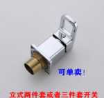 벽 풀 아웃 3 홀 분할 세면기 세면기 스위치 피팅에 4 개의 3 피스 욕실 수납장 수도꼭지 세트의 그림