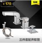 벽 풀 아웃 3 홀 분할 세면기 세면기 스위치 피팅에 4 개의 3 피스 욕실 수납장 수도꼭지 세트의 그림