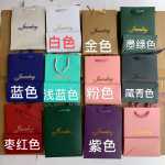 다크 그린 잉글리시 쥬얼리 박스 쥬얼리 페이퍼 백 쥬얼리 토트백 골드 로고의 그림