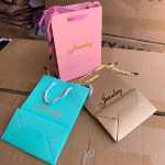 다크 그린 잉글리시 쥬얼리 박스 쥬얼리 페이퍼 백 쥬얼리 토트백 골드 로고의 그림