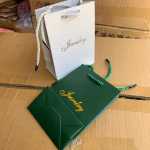 다크 그린 잉글리시 쥬얼리 박스 쥬얼리 페이퍼 백 쥬얼리 토트백 골드 로고의 그림